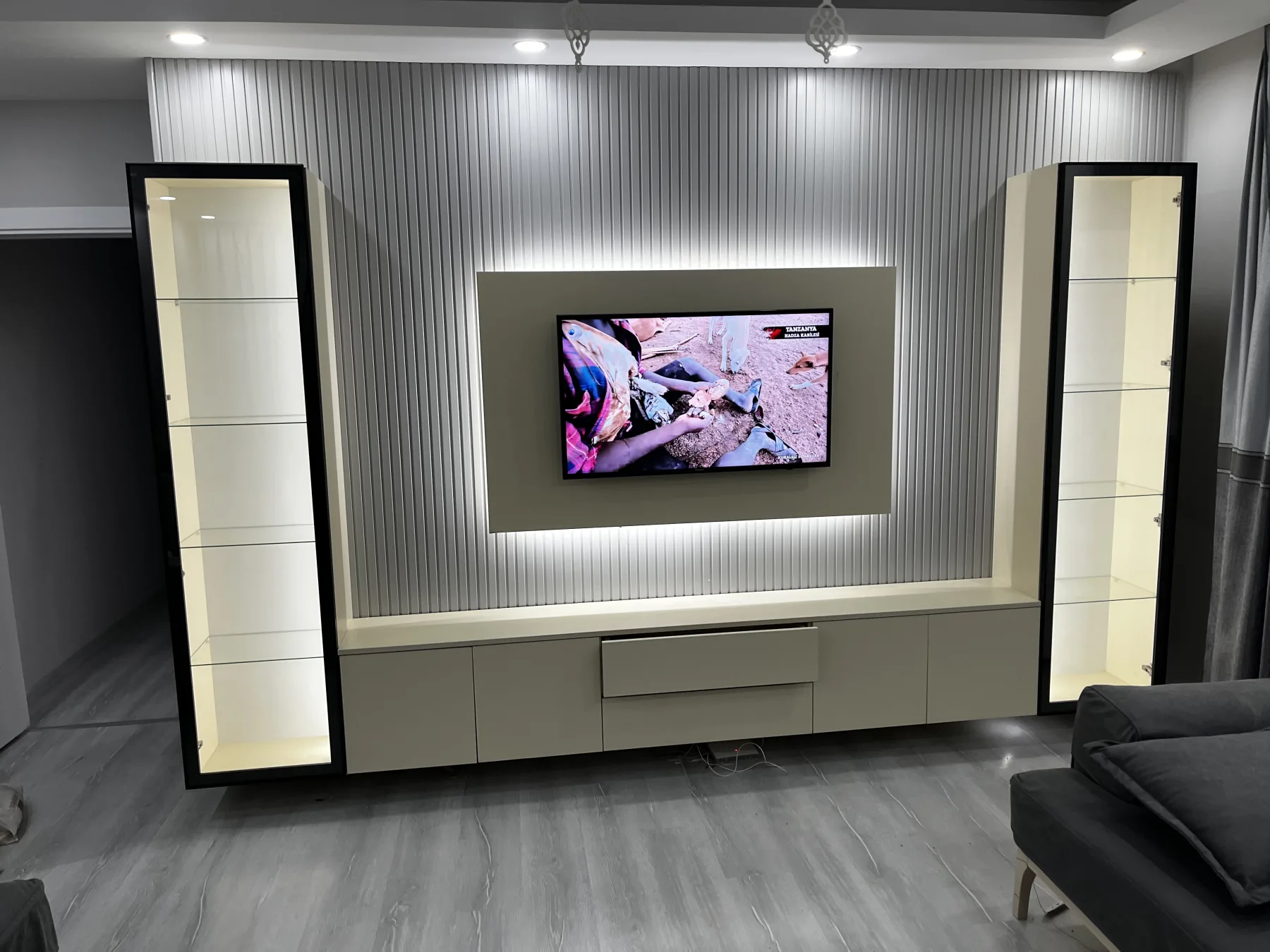 Duvar paneli TV ünitesi tamamlanmış mobilya montajı